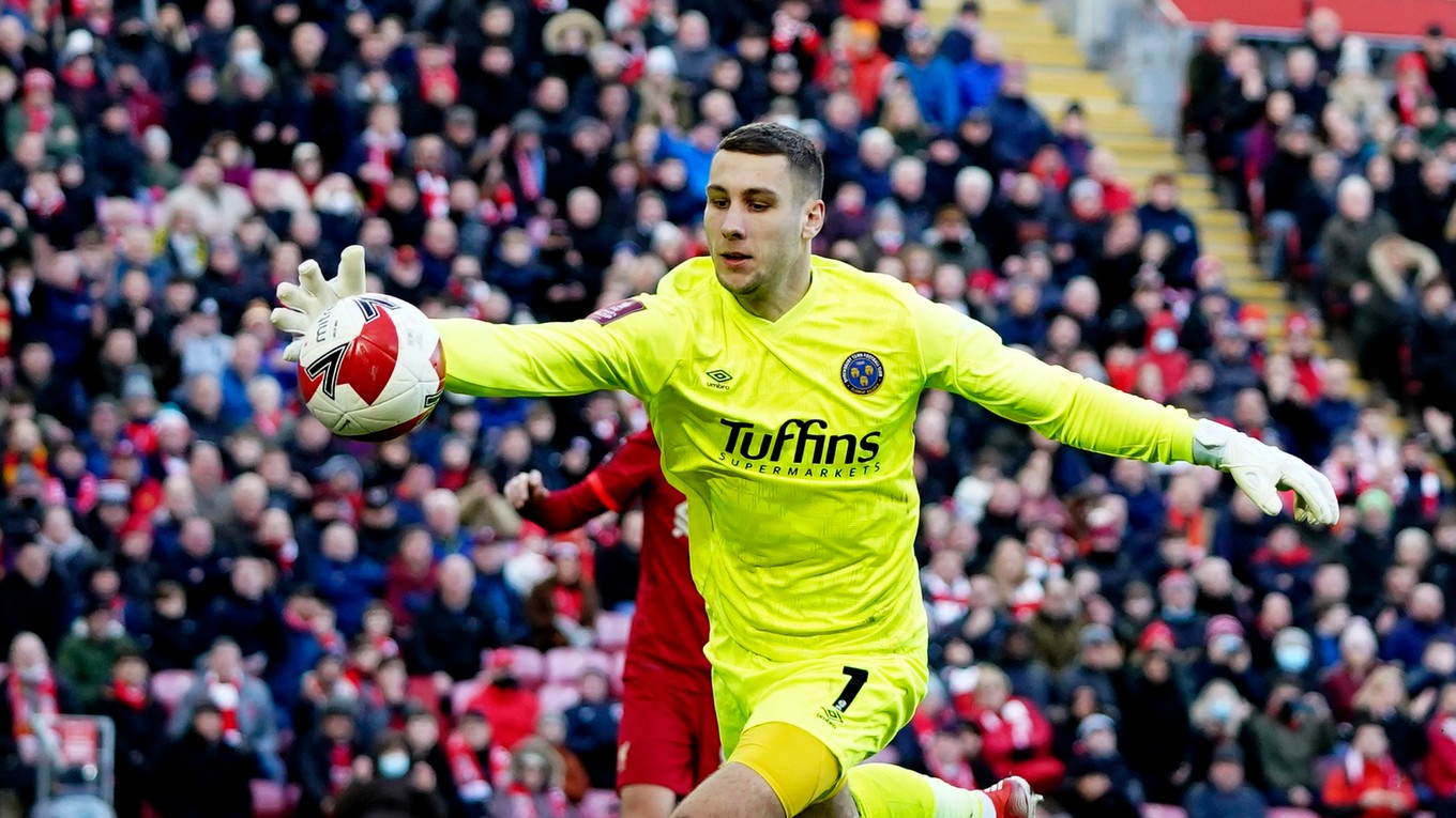 Marko Maroši v bráne Shrewsbury Town FC.