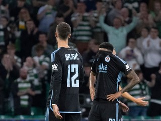 Kenan Bajrič (vľavo) a Cesar Blackman po zápase Celtic Glasgow - ŠK Slovan Bratislava v 1. kole ligovej fázy Ligy majstrov.