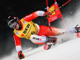 Loic Meillard počas nočného slalomu v Schladming 2023.