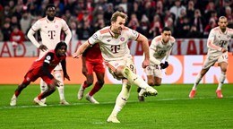 Harry Kane skóruje do siete Bayeru Leverkusen.