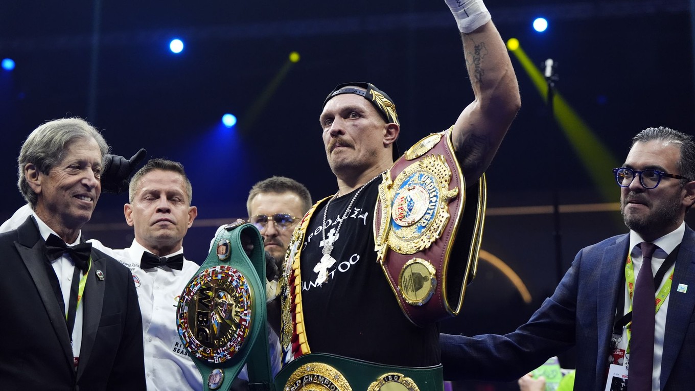 Oleksandr Usyk oslavuje triumf nad Tysonom Furym.