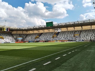 Košická futbalová aréna (KFA), ktorá po novom disponuje 12.555 miestami na sedenie a spĺňa kritériá najvyššej kategórie UEFA 4.