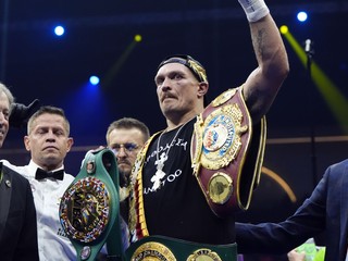 Oleksandr Usyk oslavuje triumf nad Tysonom Furym.