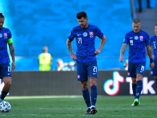 Slovenskí futbalisti v zápase proti Španielsku na EURO 2020. 