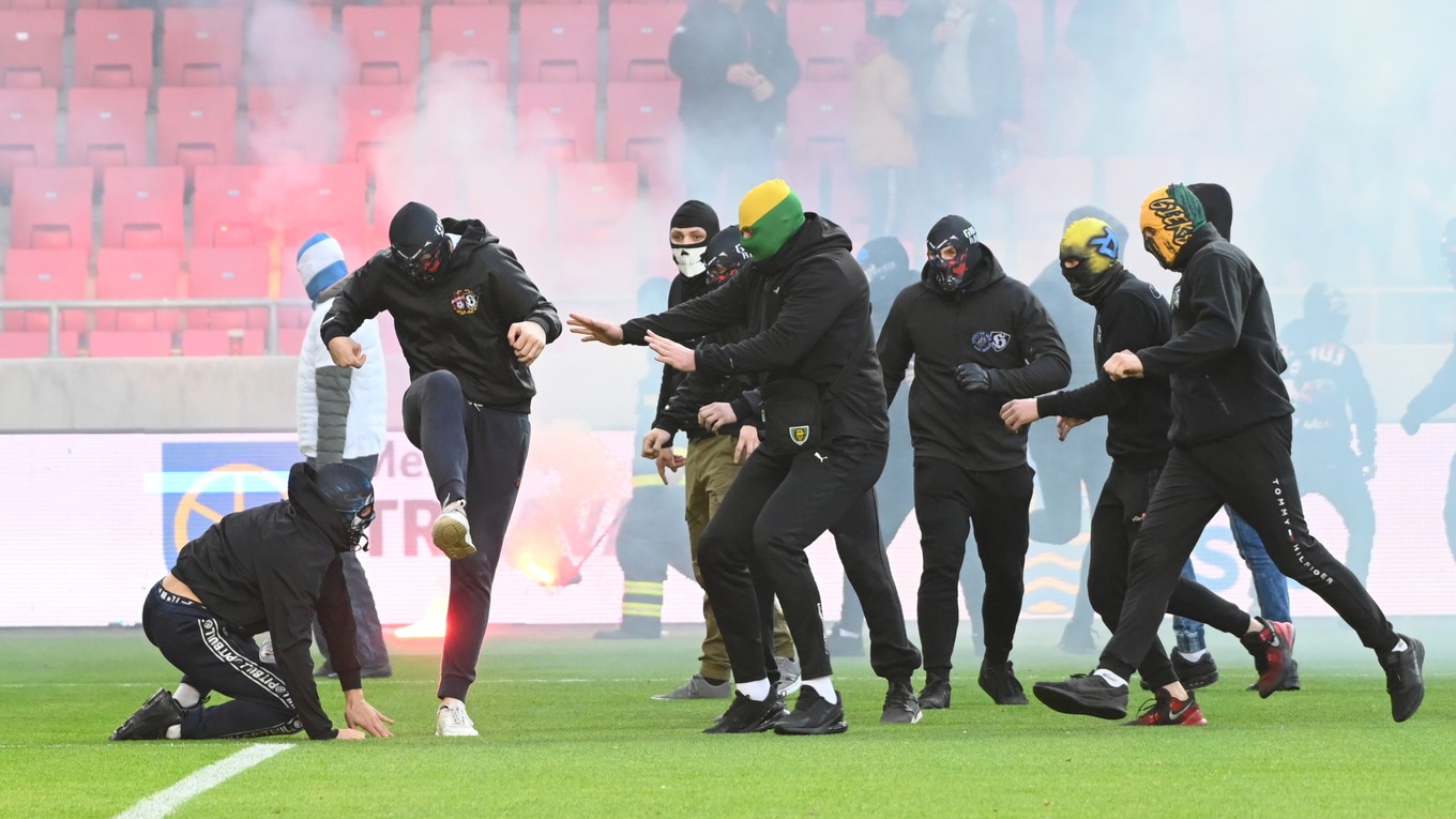 Bitka medzi fanúšikmi počas derby FC Spartak Trnava - ŠK Slovan Bratislava.