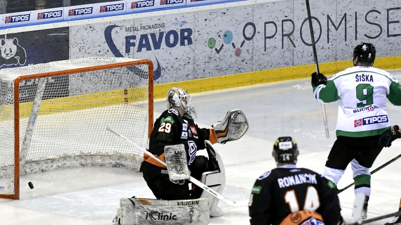 Juraj Šiška (HC Nové Známky) prekonal brankára Košíc Tomáša Košarištana.