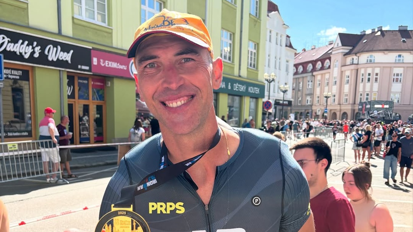 Zdeno Chára v cieli pretekov IRONMAN 70.3 v Hradci Králové.