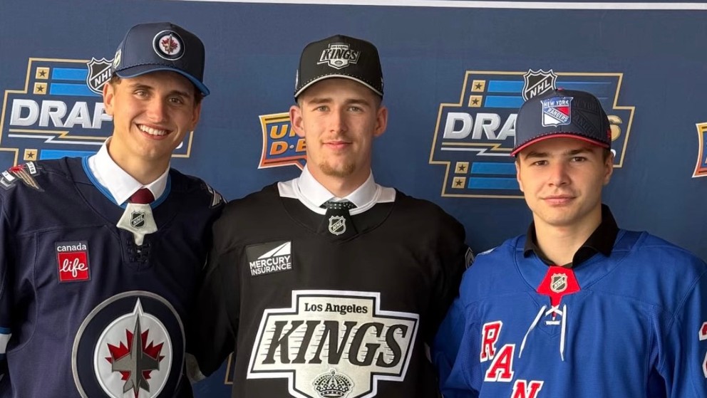 Samuel Hrenák, Adam Goljer a Tomáš Chrenko počas draftu NHL 2026. 