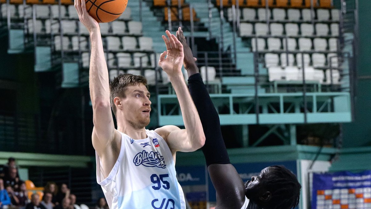 Na snímke zľava Michael Fusek (Nitra) a Bonke Robert Maring (Prievidza) v zápase 30. kola Tipos SBL v basketbale mužov medzi Nitra Blue Wings a BC Prievidza v Nitre v piatok 13. marca 2026. FOTO TASR - Henrich Mišovič
- Slovensko
- šport
- basketbal
- SBL
- muži
- extraliga
- 30.
- kolo
- Nitra
- Prievidza
- NRX