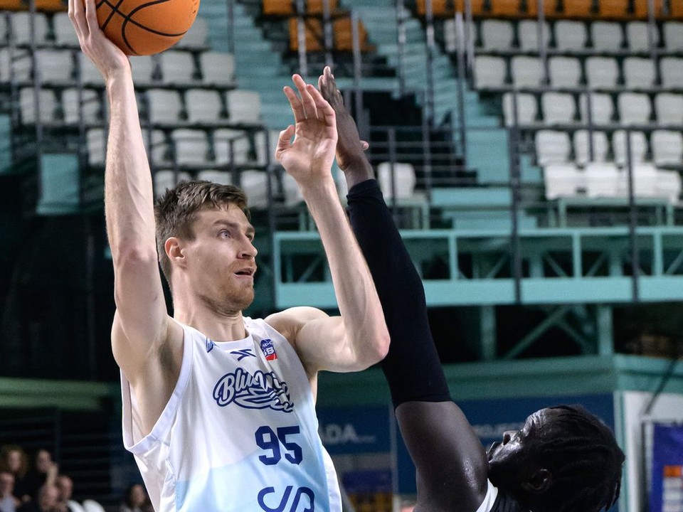 Na snímke zľava Michael Fusek (Nitra) a Bonke Robert Maring (Prievidza) v zápase 30. kola Tipos SBL v basketbale mužov medzi Nitra Blue Wings a BC Prievidza v Nitre v piatok 13. marca 2026. FOTO TASR - Henrich Mišovič
- Slovensko
- šport
- basketbal
- SBL
- muži
- extraliga
- 30.
- kolo
- Nitra
- Prievidza
- NRX