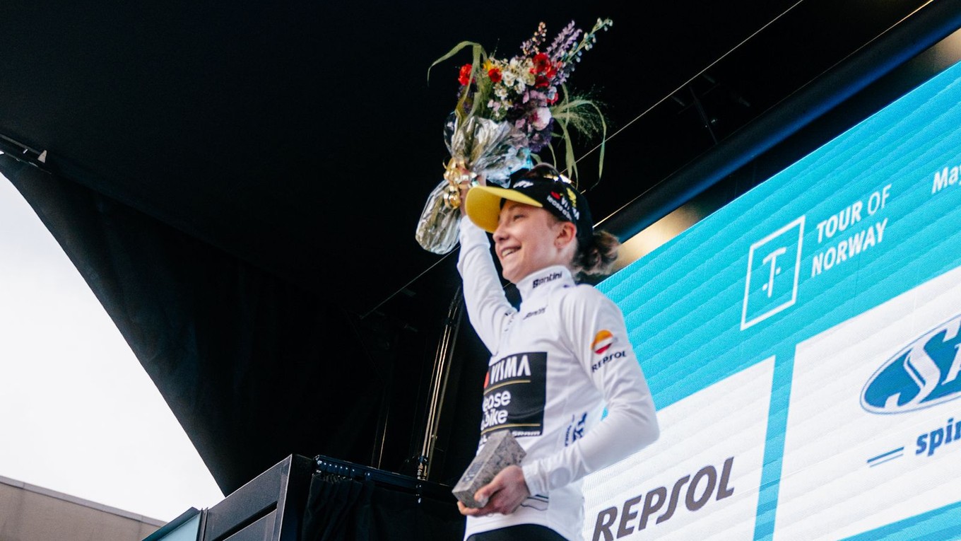 Viktória Chladoňová získala biely dres na pretekoch Okolo Nórska 2025. 