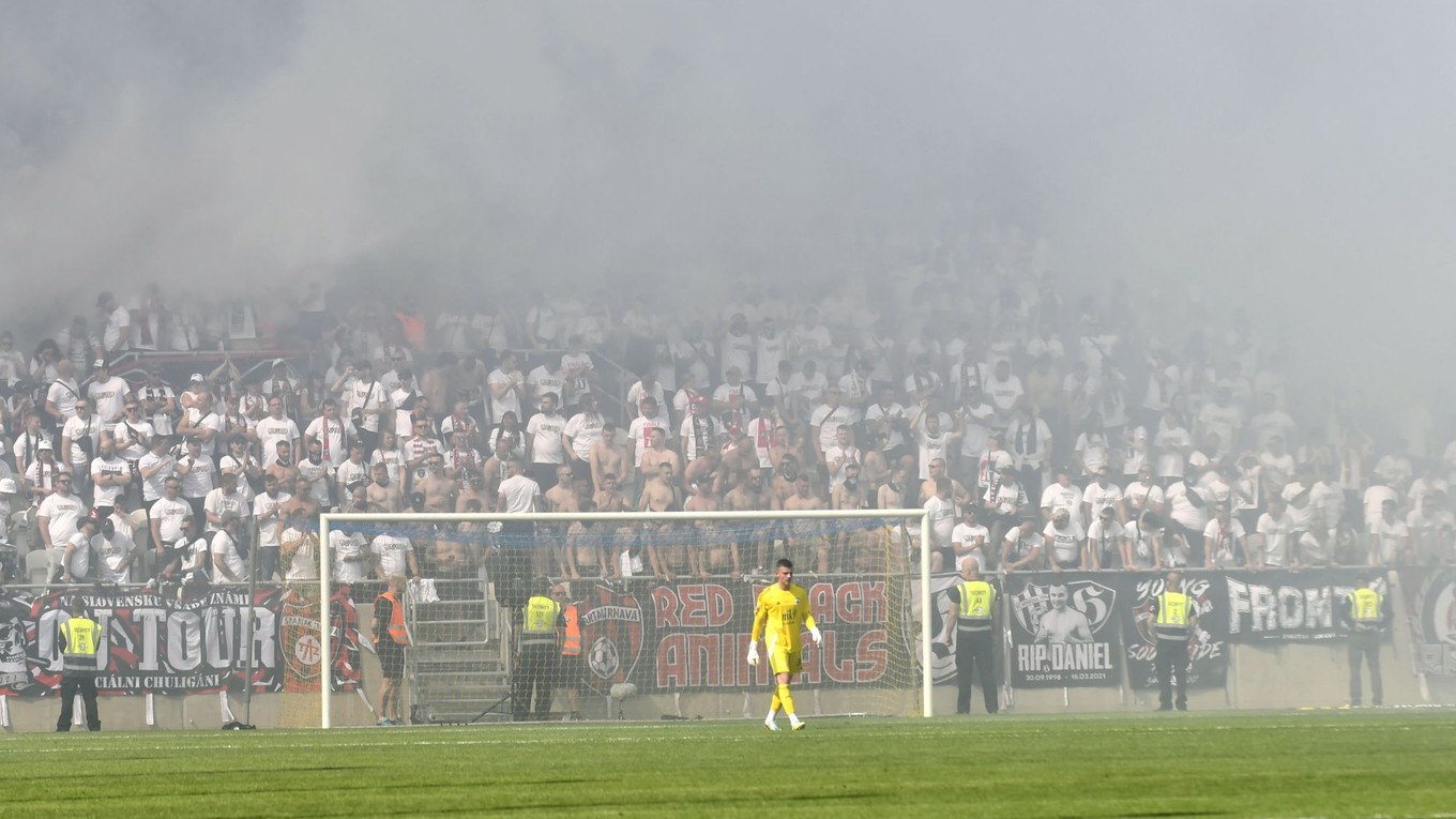Zadymený priestor fanúšikov FC Spartak Trnava vo finálovom zápase Slovnaft Cupu proti MFK Ružomberok.