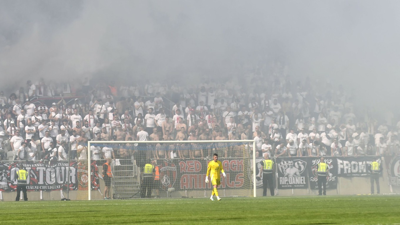 Zadymený priestor fanúšikov FC Spartak Trnava vo finálovom zápase Slovnaft Cupu proti MFK Ružomberok.