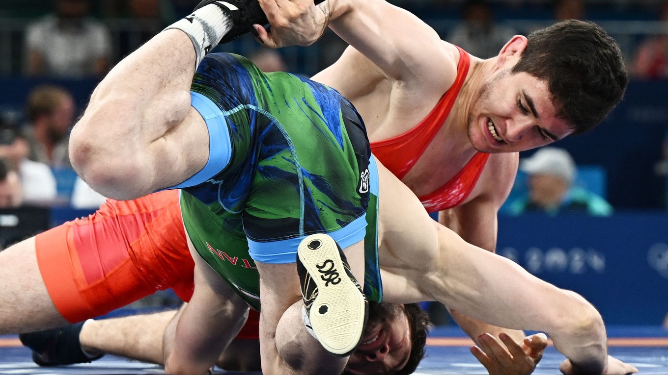 Zápasník Čermen Valijev reprezentujúci Albánsko (v červenom) v zápase o bronz na OH 2024 v Paríži.