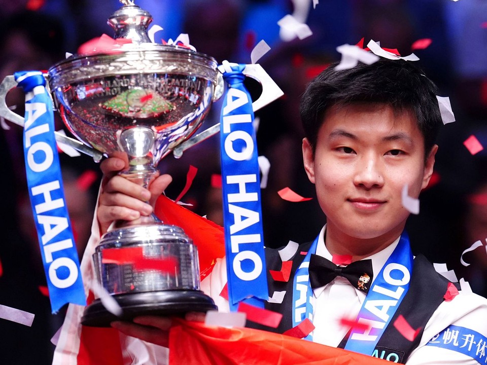 Čínsky hráč Zhao Xintong sa stal majstrom sveta v snookri 2025.