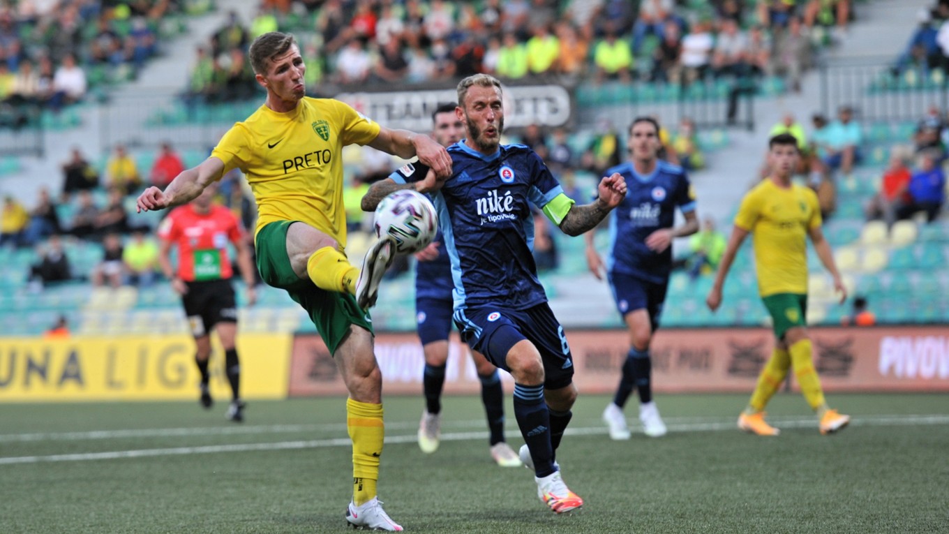 Dawid Kurminowski (vľavo) a Joeri De Kamps v zápase MŠK Žilina - ŠK Slovan Bratislava.