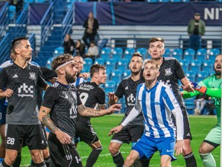 V šlágri jesene prehrali Bolerázania (v tmavom) v Nitre 2:0. 