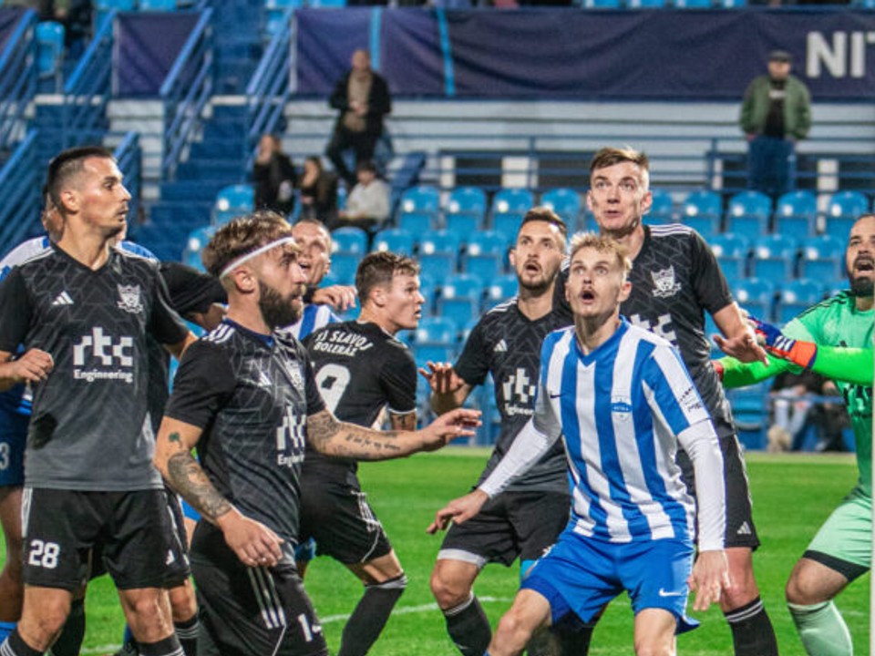 V šlágri jesene prehrali Bolerázania (v tmavom) v Nitre 2:0. 