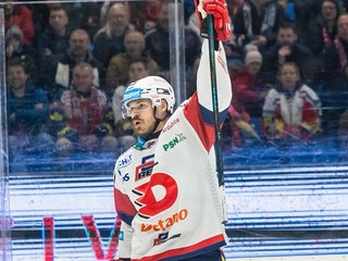 Miloš Kelemen oslavuje gól.