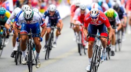 Peter Sagan (vľavo) zdoláva Alexandra Kristoffa na MS v cyklistike Bergene 2017.