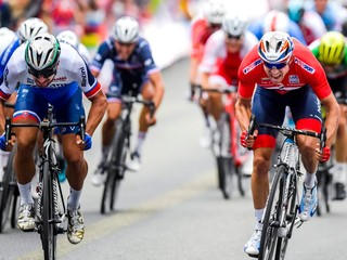 Peter Sagan (vľavo) zdoláva Alexandra Kristoffa na MS v cyklistike Bergene 2017.