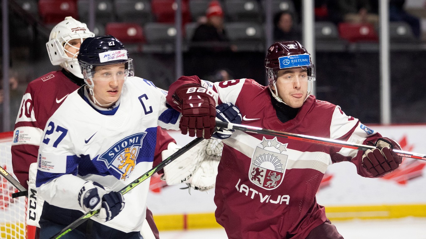 Momentka zo zápasu Fínsko Lotyšsko na MS v hokeji do 20 rokov 2023.