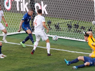 Juraj Kucka si strieľa vlastný gól v zápase Slovensko - Španielsko na EURO 2020. 