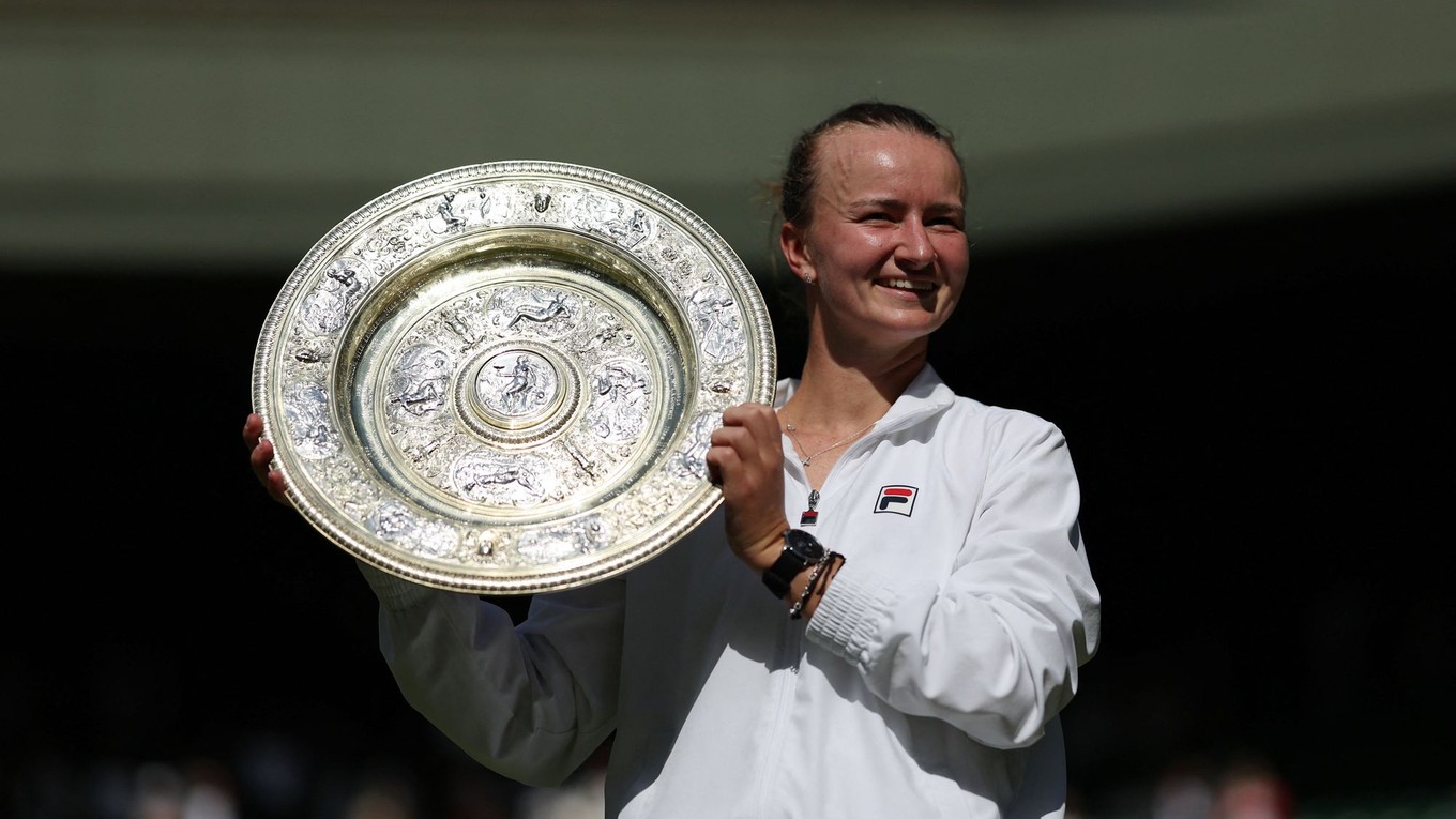 Barbora Krejčíková s trofejou po víťazstve na grandslamovom turnaji Wimbledon 2024.