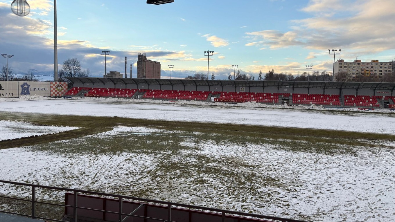 Pohľad na štadión Liptovského Mikuláša pred zápasom s Komárnom.