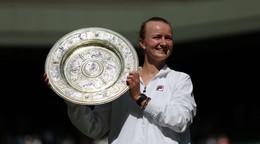 Barbora Krejčíková s trofejou po víťazstve na grandslamovom turnaji Wimbledon 2024.