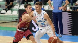 Na snímke zľava Stefanos Tigkas (Keravnos Nikózia) a Peter Kováčik (Nitra Blue Wings).