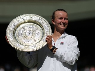 Barbora Krejčíková s trofejou po víťazstve na grandslamovom turnaji Wimbledon 2024.