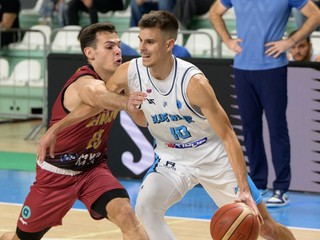 Na snímke zľava Stefanos Tigkas (Keravnos Nikózia) a Peter Kováčik (Nitra Blue Wings).
