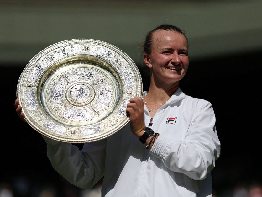 Barbora Krejčíková s trofejou po víťazstve na grandslamovom turnaji Wimbledon 2024.