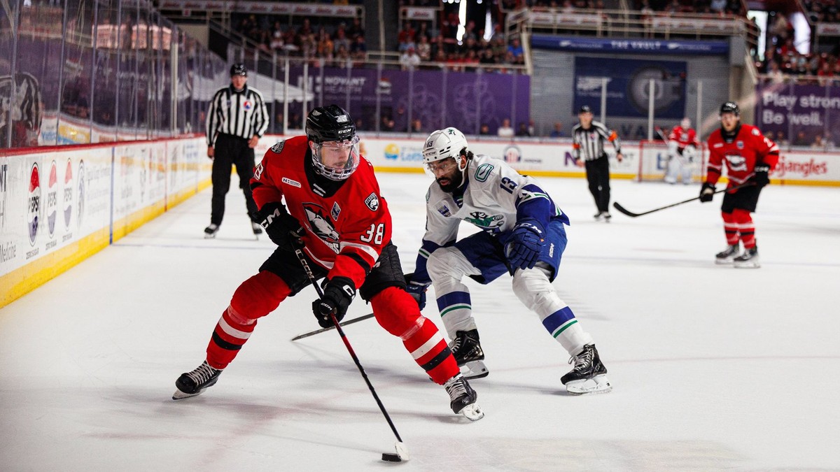 Slovenský hokejista Oliver Okuliar v drese Charlotte Checkers.
