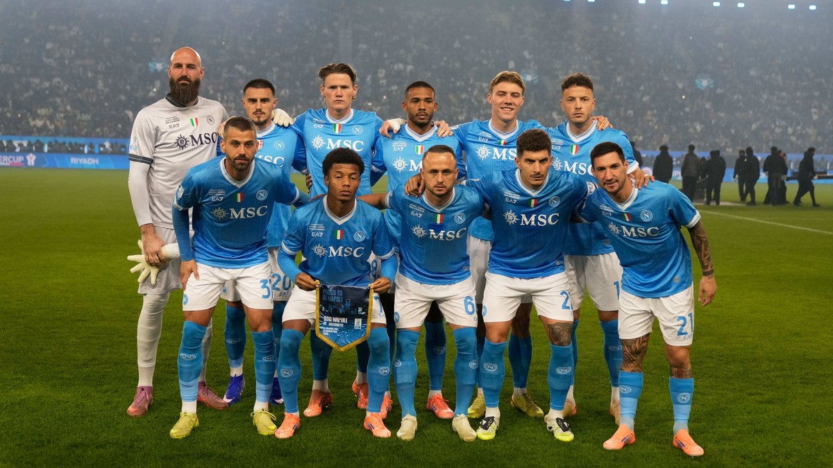 Hráči Neapola pózujú na spoločnej fotografii tímu pred začiatkom finálového zápasu Talianskeho superpohára.