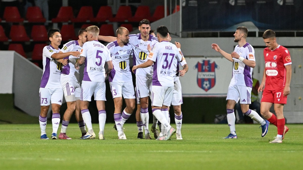 Hráči Komárna sa tešia z gólu počas odvetného barážového zápasu o Niké ligu medzi KFC Komárno - MFK Zvolen.