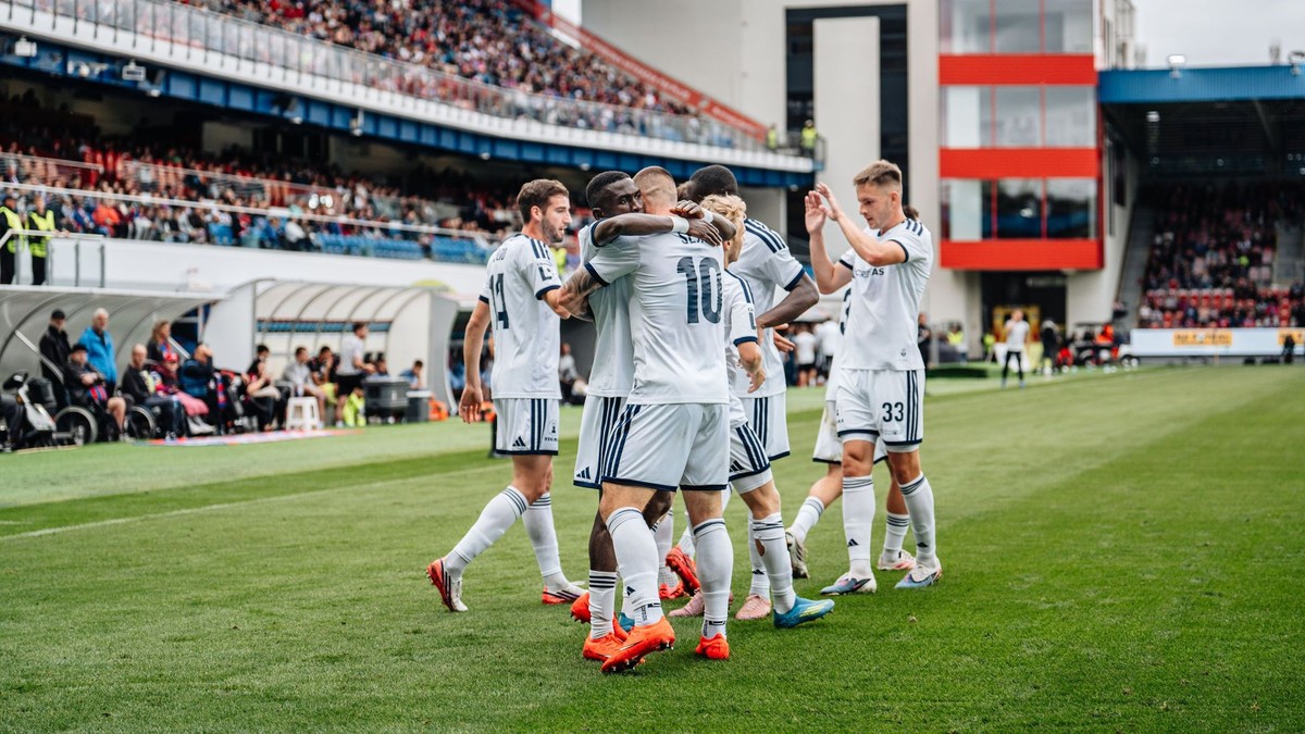 Futbalisti SK Sigma Olomouc oslavujú gól do siete Plzne.