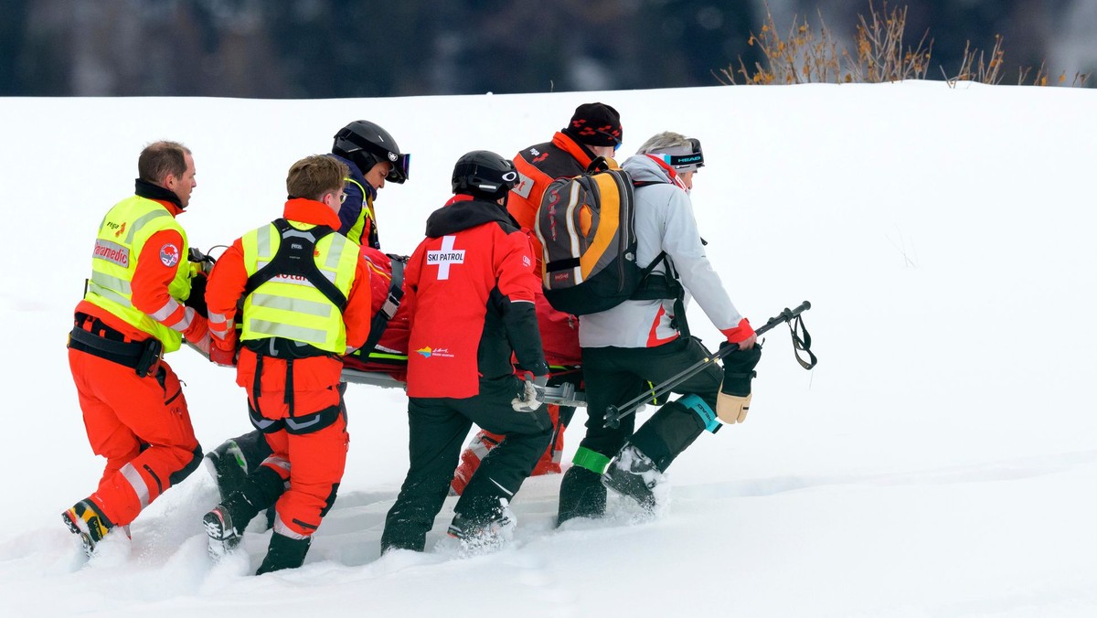 Švajčiarska lyžiarka Michelle Gisinová, ktorú odnášajú po páde do vrtuľníka.