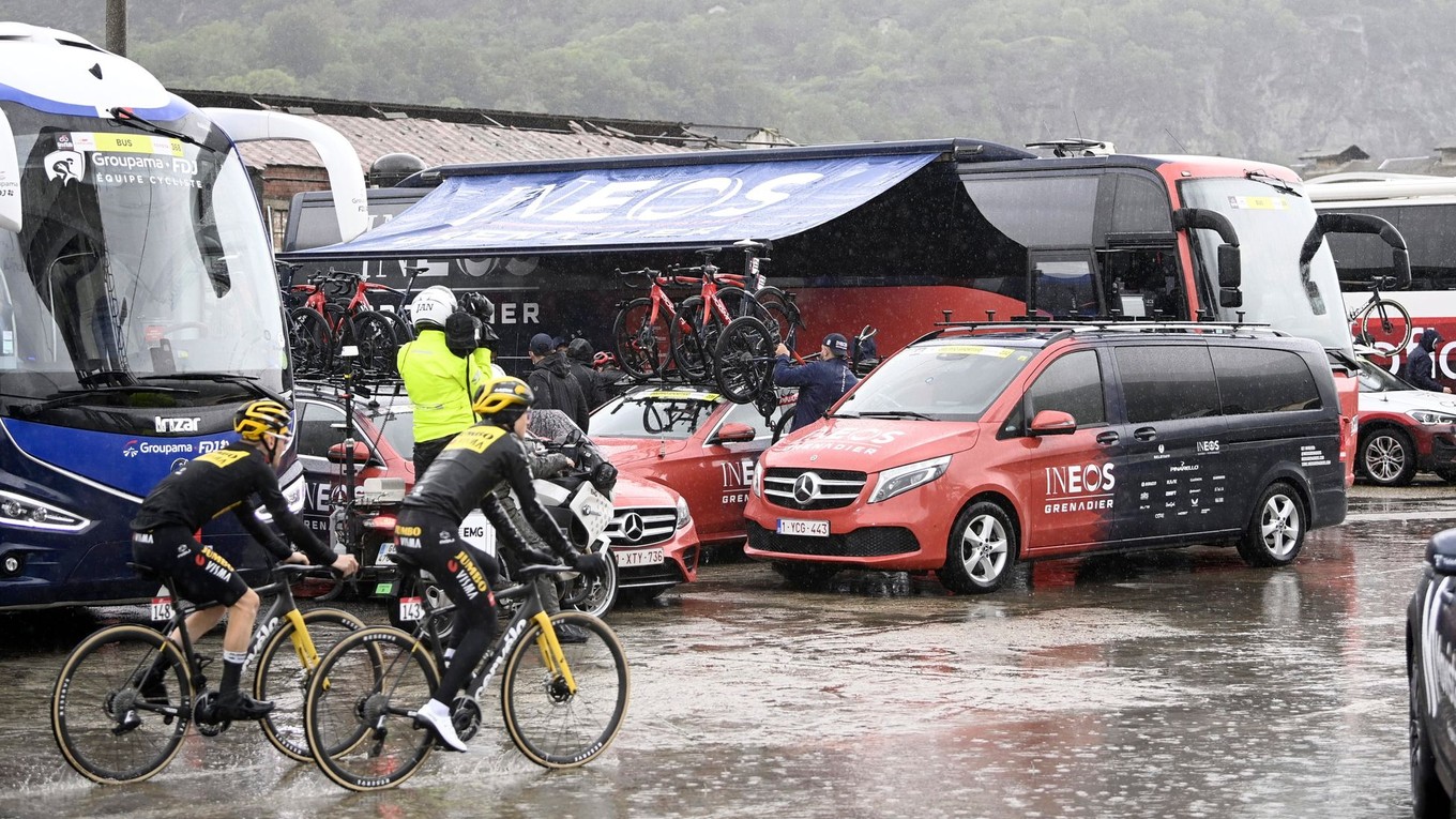 Nepriaznivé počasie počas cyklistických pretekov Giro d'Italia 2023.