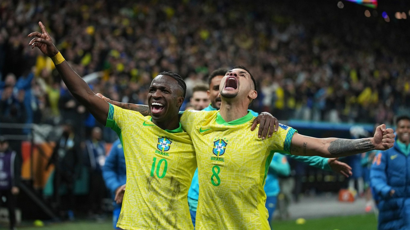 Vinicius Junior a Bruno Guimaraes oslavujú gól