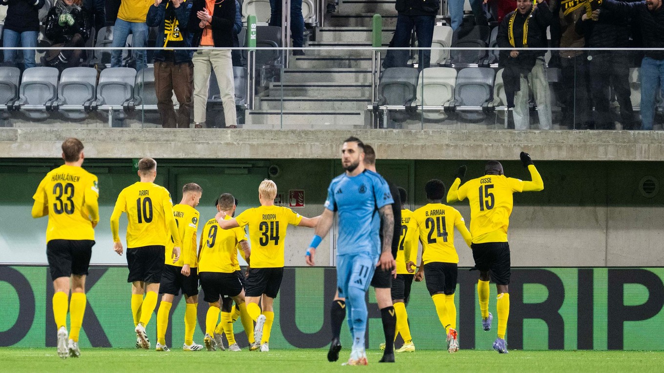 Futbalisti KuPS Kuopio oslavujú gól.