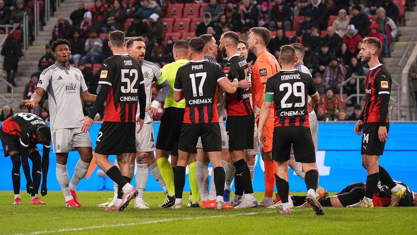 Hráči Trnavy a Slovana v šarvátke.