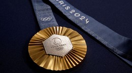 Zlatá medaila pre víťaza olympijských hier v Paríži 2024.