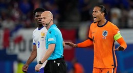 Holandský kapitán Virgil van Dijk a rozhodca Anthony Taylor počas EURO 2024. 