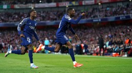 Ousmane Dembele oslavuje gól