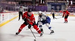Slovenský hokejista Oliver Okuliar v drese Charlotte Checkers.