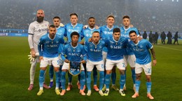 Hráči Neapola pózujú na spoločnej fotografii tímu pred začiatkom finálového zápasu Talianskeho superpohára.