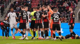 Hráči Trnavy a Slovana v šarvátke.