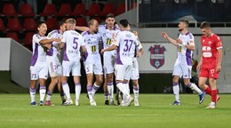Hráči Komárna sa tešia z gólu počas odvetného barážového zápasu o Niké ligu medzi KFC Komárno - MFK Zvolen.